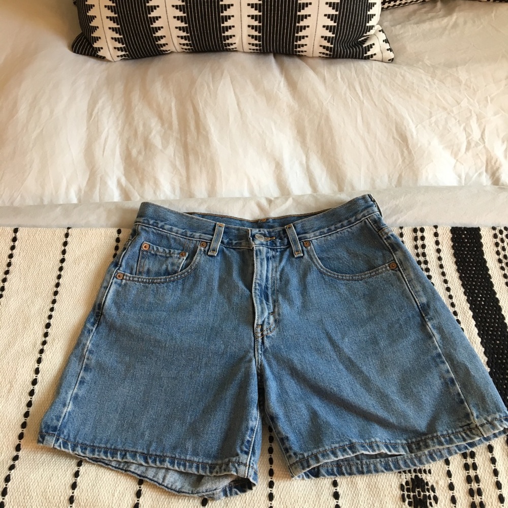 High Waisted Levi Short Size 9-10